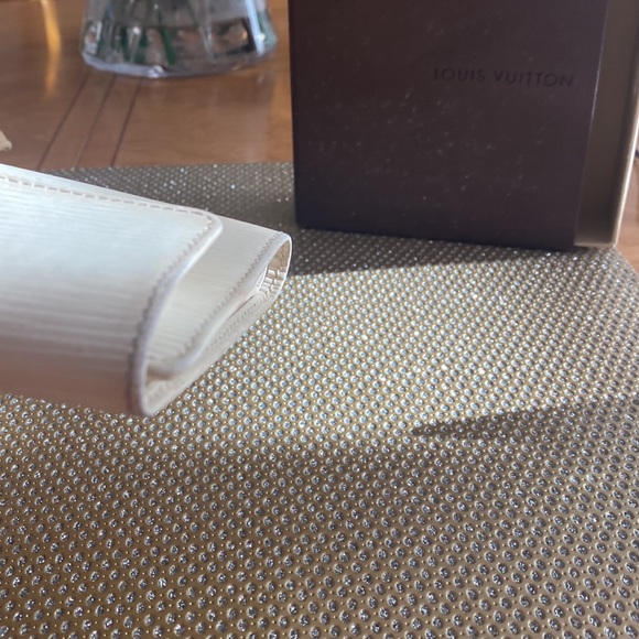 EUC Louis Vuitton Ivory Epi Leather Koala Wallet $275 - Picture 10 of 13